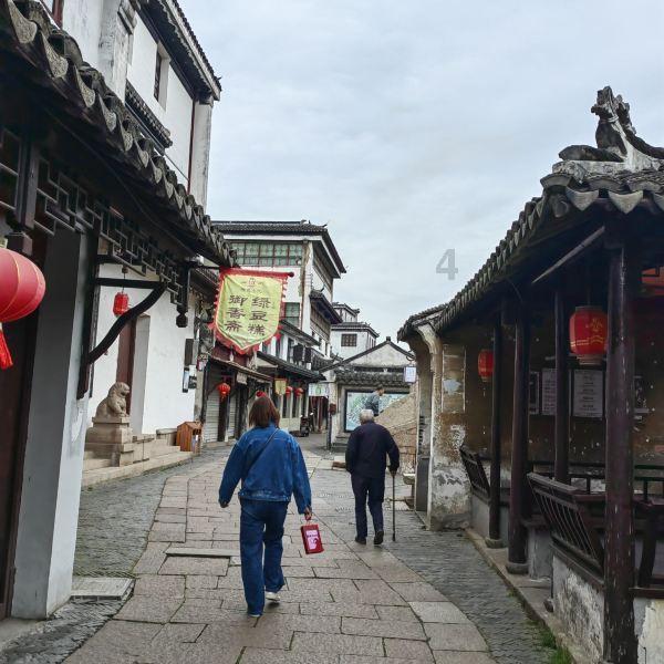 爸爸坐牢妈妈失踪，贵州6岁女孩撑起三代之家，所有人为她点赞